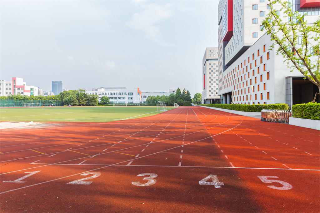 你知道么？暑假不歇假，老师们会利用假期让校园变高级